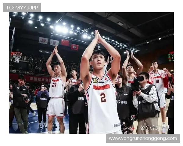 任骏飞领衔球队奋战新赛季展现篮球风采与拼搏精神的精彩瞬间