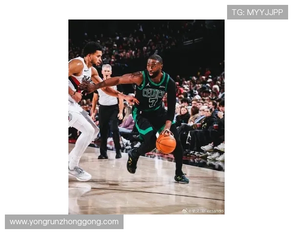 杰伦布朗如何在NBA赛场上展现领导力与个人魅力的双重魅力