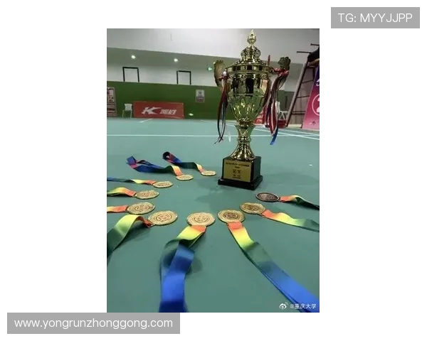 重庆羽毛球队在全国锦标赛积分榜上以100分稳居第一名展现强劲实力