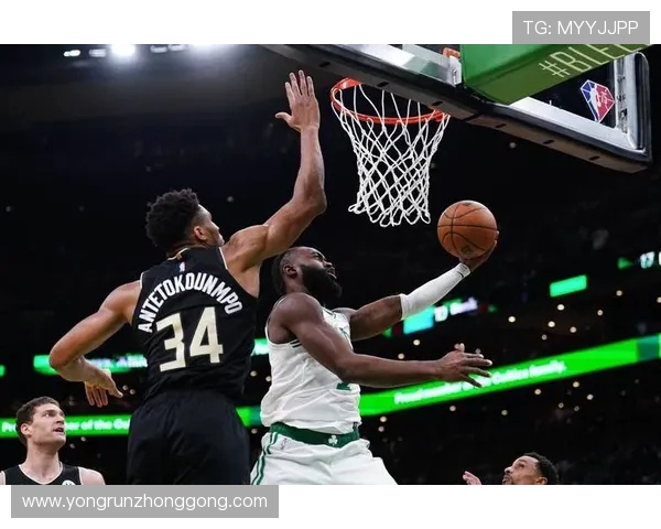 雄鹿与凯尔特人激战正酣谁能在季后赛中笑到最后